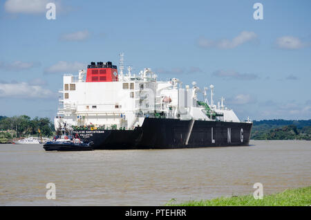 Gaz naturel liquéfié (GNL) navire de transiter par le Canal de Panama à l'extrémité sud-ouest du lac Gatun et la confluence avec la rivière Chagres Banque D'Images