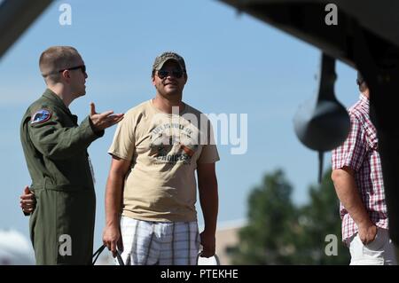 Lethbridge, Alberta, Canada-Airmen affecté à la 432e Escadre/432e escadre expéditionnaire aérienne représenté Creech Air Force Base, Nevada, à l'International de l'aéronautique de Lethbridge, du 14 au 16 juillet 2017 dans la province de l'Alberta, Canada. Le MQ-9 Reaper est sur l'affichage dans le cadre du partenariat entre les États-Unis et le Canada. Tout au long de l'événement de trois jours, les aviateurs ont informé sur les spectateurs du faucheur polyvalence, c'est l'entretien et les caractéristiques des munitions et a expliqué les différences entre un drone et un avions téléguidés. L'airshow inclus diverses démonstrations de l'air et stat Banque D'Images