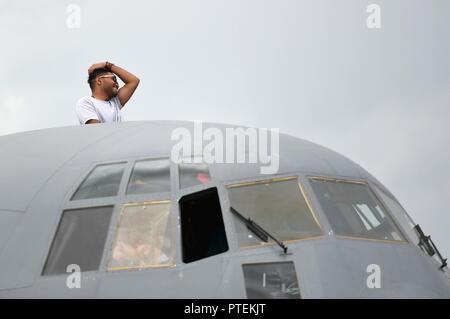 Lethbridge, Alberta, Canada-Airmen affecté à la 432e Escadre/432e escadre expéditionnaire aérienne représenté Creech Air Force Base, Nevada, à l'International de l'aéronautique de Lethbridge, du 14 au 16 juillet 2017 dans la province de l'Alberta, Canada. Le MQ-9 Reaper est sur l'affichage dans le cadre du partenariat entre les États-Unis et le Canada. Tout au long de l'événement de trois jours, les aviateurs ont informé sur les spectateurs du faucheur polyvalence, c'est l'entretien et les caractéristiques des munitions et a expliqué les différences entre un drone et un avions téléguidés. L'airshow inclus diverses démonstrations de l'air et stat Banque D'Images