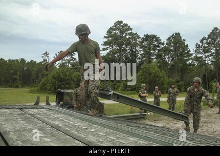 Le Corps des Marines des États-Unis. Julio R. Hernandez, gauche, et lance le Cpl. Jose Vegahernandez, les sapeurs de combat avec Bridge Company, 8e, 2e Bataillon d'appui du Groupe de la logistique maritime, transporter les pièces d'un pont moyen pendant 17 Loup de fer à la zone d'atterrissage Dove sur Camp Lejeune, N.C., le 17 juillet 2017. Fer à Repasser Loup est un exercice annuel conçu pour intégrer de multiples unités de II Marine Expeditionary Force pour simuler des conditions de combat qui peuvent faire face à des marines pendant le déploiement. Banque D'Images