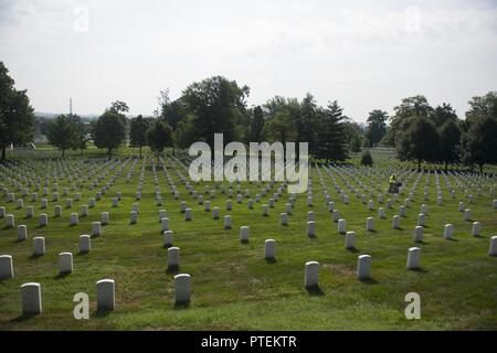 Jeter les bénévoles de la chaux dans l'article 31 de cimetière National d'Arlington, Arlington, Va., le 17 juillet 2017. Plus de 400 professionnels ont participé à paysage bénévole l'Association nationale des professionnels du paysage et de renouvellement annuel 21 souvenir à l'ANC. Banque D'Images