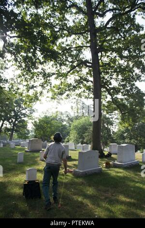 Lichtenwalner Michée, Joshua Tree Arbre professionnel et l'entretien des pelouses, contribue à installer un système de protection contre la foudre dans un grand chêne dans la section 30 du Cimetière National d'Arlington, Arlington, Va., le 17 juillet 2017. Au cours de l'Association nationale des professionnels du paysage et de renouvellement annuel 21 souvenir, environ 10 grands chênes, en quatre sections distinctes ont reçu des systèmes de protection contre la foudre. Banque D'Images