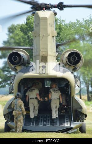 Une équipe d'aide médicale en cas de catastrophe (DMAT) procède à la formation d'évacuation aéromédicale en simulant le transport médical des blessés au cours d'exercices 17 PATRIOT North à Volk Field Air National Guard Base Juillet 18, 2017. La DMAT comprend le personnel médical qui peut fournir des soins médicaux d'intervention rapide jusqu'à d'autres ressources ou d'un contrat peut être mobilisé. DMATs sont une composante du ministère américain de la Santé et des services médicaux en cas de catastrophe nationale des équipes de réponse du système, un partenaire civil fédéral pour Patriot. Banque D'Images