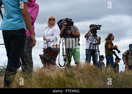 Mykolaïv, l'Ukraine (14 juillet 2017) Les membres de la communauté médiatique internationale document la brise de mer 2017 Démonstration de la composante aérienne de la base aérienne d'Kulbakino à Mykolaïv, Ukraine, le 14 juillet. Brise de Mer est une aux États-Unis et l'Ukraine co-organisé l'exercice maritime multinational qui s'est tenue à la mer Noire et est conçu pour améliorer l'interopérabilité des pays participants et de renforcer la sécurité maritime dans la région. Banque D'Images