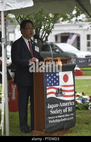 R.I. (14 juillet 2017) Jacques Kudo, maire, ville Hakodate, Japon, donne la parole durant le 34e Festival annuel de bateaux noirs à Newport, Rhode Island. Présenté par la Japan Society of Rhode Island, le festival est un échange culturel divertissants et éducatifs qui honore le commodore Matthew C. Perry et l'établissement des relations commerciales entre les États-Unis et le Japon en 1854. Perry, un natif de Newport, a négocié le traité et a rapproché les deux pays, à titre de partenaires commerciaux pour la première fois dans l'histoire. Banque D'Images