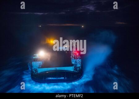 CORAL SEA (13 juillet 2017) Landing Craft air cushion (LCAC) 10, affectés à la plage de la Marine (NBU) 7, s'embarque le même pont du navire d'assaut amphibie USS Bonhomme Richard (DG 6) après l'appui d'un assaut amphibie à grande échelle au cours de sabre 17 Talisman. Le Landing Craft lancé à partir de Bonhomme Richard activé mouvement du 31e Marine Expeditionary Unit (MEU) les forces et les équipements à terre pour que l'IP pour compléter les objectifs de la mission en tandem avec leurs homologues de l'Australie. Banque D'Images