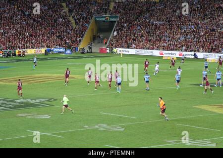 Le Queensland Maroons et les New South Wales Blues jouer le décideur de la série d'origine à Brisbane, Queensland, Australie pour une foule de plus de 50 000 fans, le 12 juillet 2017. Talisman Sabre est un exercice difficile et réaliste qui rassemble les membres de plus près et améliore à la fois la capacité des nations unies à titre bilatéral et multilatéral, et les prépare à être prêts à assurer la sécurité régionale et mondiale. Cet exercice est une entreprise majeure et illustre la proximité de l'alliance des États-Unis et d'Australie et de la force de l'armée à militaires relation. Banque D'Images