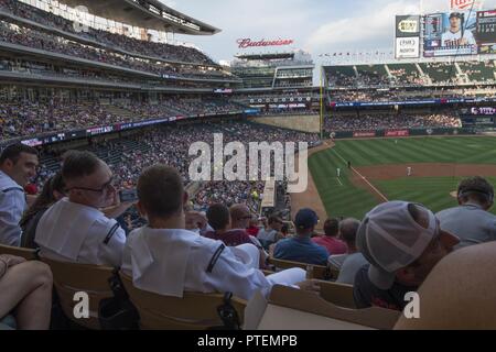 MINNEAPOLIS (17 juillet 2017) - Les marins affectés à la Virginia-classe de sous-marins d'attaque rapide USS Minnesota (SSN 783) Profitez d'un match de baseball à Target Field, domicile des Twins du Minnesota, au cours de Minneapolis/St. Semaine Marine Paul. Les programmes de la Semaine de la marine servent de l'effort de diffusion principal de la Marine dans des régions du pays sans une importante présence de la marine, avec 195 semaines de la marine tenue à 71 villes des États-Unis. Banque D'Images