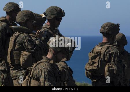 Marines avec des armes, de l'entreprise Équipe de débarquement du bataillon, 3e Bataillon, 5ème Marines, attendre une mission de tir pendant un exercice de tir réel mixte impliquant des Marines des États-Unis avec la 31e Marine Expeditionary Unit et membres de service avec les forces armées australiennes sur l'île de Townshend, zone d'entraînement de Shoalwater Bay, Queensland, Australie, dans le cadre de l'exercice Talisman Saber 17, 19 juillet, 2017. BLT 3/5, l'élément de combat au sol pour la 31e MEU, est l'exploration des concepts et des nouvelles technologies comme la force de la mer dédié à Dragon 2025, une initiative du Marine Corps à se préparer à de futures batt Banque D'Images