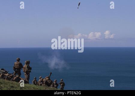 Un obus de mortier de 81 mm vole dans l'air au-dessus de l'île de Townshend, zone d'entraînement de Shoalwater Bay, Queensland, Australie, dans le cadre de l'exercice Talisman Saber 17, 19 juillet, 2017. Marines avec des armes, de l'entreprise Équipe de débarquement du bataillon, 3e Bataillon, 5ème Marines, ciblage affiné leurs compétences au cours d'un exercice de tir réel mixte impliquant des Marines des États-Unis avec la 31e Marine Expeditionary Unit et membres de service avec les forces armées australiennes. BLT 3/5, l'élément de combat au sol pour la 31e MEU, est l'exploration des concepts et des nouvelles technologies comme la force de la mer dédié à Dragon 202 Banque D'Images