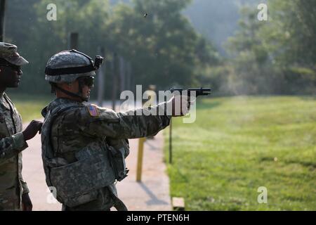 Le sergent de l'armée américaine. Luis Cruz tire un pistolet M9 au cours de la 2017 le commandement du matériel de l'Armée Concours du meilleur guerrier, le 18 juillet 2017, à Camp Atterbury, Indiana. Au cours des trois jours de compétition, les soldats sont testés sur les tâches de base et avancée warrior et les exercices. Cruz est affecté à la 687e port rapide ouvrant. Banque D'Images