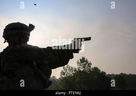 Le sergent de l'armée américaine. Luis Cruz tire un pistolet M9 au cours de la 2017 le commandement du matériel de l'Armée Concours du meilleur guerrier, le 18 juillet 2017, à Camp Atterbury, Indiana. Au cours des trois jours de compétition, les soldats sont testés sur les tâches de base et avancée warrior et les exercices. Cruz est affecté à la 687e port rapide ouvrant. Banque D'Images