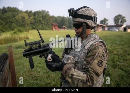 Le sergent de l'armée américaine. Luis Cruz supprime une grenade 40mm cartouche à un lance-grenades au cours de la gamme 2017 du Commandement du matériel de l'Armée Concours meilleur guerrier, 18 juillet 2017, à Camp Atterbury, Indiana. Au cours des trois jours de compétition, les soldats sont testés sur les tâches de base et avancée warrior et les exercices. Cruz est affecté à la 687e port rapide ouvrant. Banque D'Images