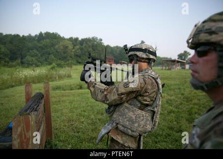 Le sergent de l'armée américaine. Luis Cruz tire une grenade de 40mm avec une formation lance-grenades M320 module à l'armée de 2017 du Commandement du matériel de la concurrence meilleur guerrier 18 juillet 2017, à Camp Atterbury, Indiana. Au cours des trois jours de compétition, les soldats sont testés sur les tâches de base et avancée warrior et les exercices. Cruz est affecté à la 687e port rapide ouvrant. Banque D'Images