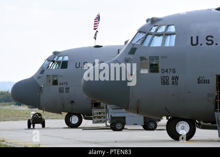 Deux C-130 Hercules de la 120e Airlift Wing de la Garde nationale aérienne, Montana, s'asseoir sur la piste à la base aérienne de Papa, de la Hongrie, lors de l'exercice Réponse rapide 17, 16 juillet 2017. Réponse rapide est liée à l'exercice 17, un gardien de Sabre de l'armée américaine dirigée par l'Europe, un exercice multinational qui s'étend à travers la Bulgarie, la Hongrie et la Roumanie, avec plus de 25 000 militaires de 22 pays alliés et partenaires des Nations unies. Banque D'Images