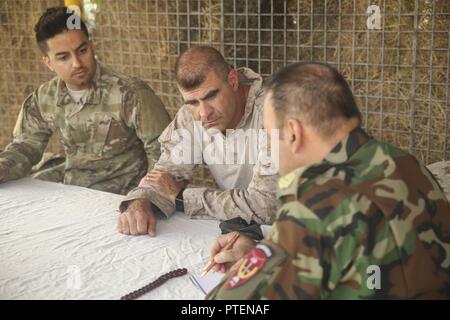 Le colonel des marines américain Matthew Grosz, centre, l'Armée nationale afghane senior advisor Corps 215e avec la Force au sud-ouest, parle avec le brigadier. Le général Ahmadzai, droite, le général commandant de la 215e Corps, Shorserack au Camp, l'Afghanistan, le 15 juillet 2017. L'Équipe spéciale a conseillé et appuyé par l'assistance et le suivi de soutien aérien des forces nationales de leurs homologues de la Force de défense et de sécurité pendant le fonctionnement Maiwand quatre. Plusieurs éléments d'ANDSF, y compris le 215e Corps, Zone 505ème Police Nationale et Police des Frontières, ont travaillé ensemble pour effacer le centre du district d'insurge Nawa Banque D'Images