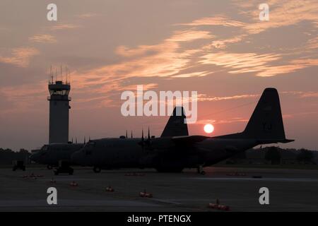 Le soleil se lève sur le C-130H Hercules sur la piste à la 179e Airlift Wing, Mansfield, Ohio, dans la matinée du 19 juillet 2017. La 179e Escadre de transport aérien est toujours pour mission d'être le premier choix pour répondre à la communauté, de l'État fédéral et les missions d'une équipe de confiance d'aviateurs hautement qualifiés. Banque D'Images