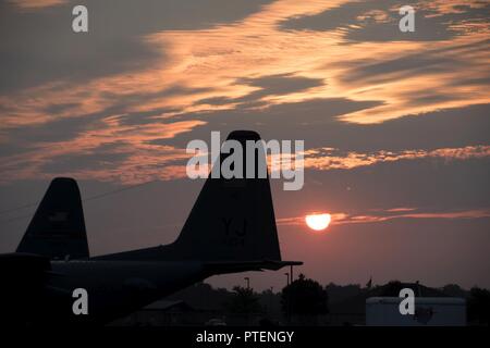 Le soleil se lève sur le C-130H Hercules sur la piste à la 179e Airlift Wing, Mansfield, Ohio, dans la matinée du 19 juillet 2017. La 179e Escadre de transport aérien est toujours pour mission d'être le premier choix pour répondre à la communauté, de l'État fédéral et les missions d'une équipe de confiance d'aviateurs hautement qualifiés. Banque D'Images