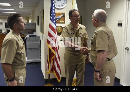 ARLINGTON, Va. (Jul. 19, 2017) Arrière Adm. David Hahn, chef de la recherche navale, félicite le capitaine Clark Troyer après qu'il a été relevé que le Bureau de la recherche navale (ONR) Global commandant par le Capitaine Kevin Quarderer, gauche, au cours d'une cérémonie de passation de commandement tenue à l'ONR. L'ONR Global offre dans le monde de la science et de la technologie pour des solutions basées sur les défis actuels et futurs. Banque D'Images