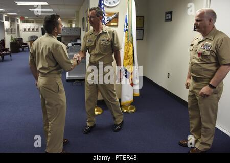 ARLINGTON, Va. (Jul. 19, 2017) Arrière Adm. David Hahn, chef de la recherche navale, félicite le Capitaine Kevin Quarderer après qu'il a pris le commandement de l'Office of Naval Research (ONR) Global du capitaine Clark Troyer, droite, au cours d'une cérémonie de passation de commandement tenue à l'ONR. L'ONR Global offre dans le monde de la science et de la technologie pour des solutions basées sur les défis actuels et futurs. Banque D'Images