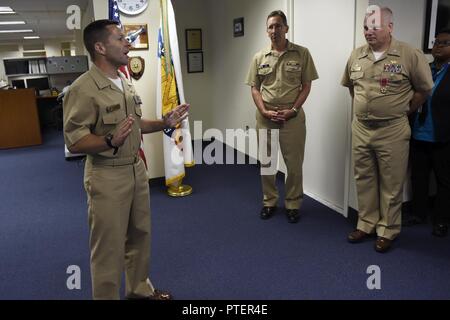 ARLINGTON, Va. (Jul. 19, 2017) Le Capitaine Kevin Quarderer propose des remarques au cours d'une cérémonie de passation de commandement après avoir déchargé le capitaine Clark Troyer, droit, en tant que commandant du Bureau de la recherche navale (ONR) Global. Adm arrière. David Hahn, chef de la recherche navale, centre, a présidé la cérémonie. L'ONR Global offre dans le monde de la science et de la technologie pour des solutions basées sur les défis actuels et futurs. Banque D'Images
