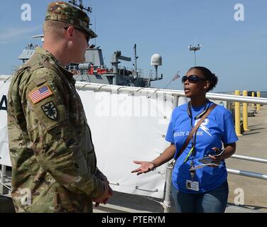 (À partir de la droite) Kendra Wormley Ressources Versability, directeur d'exploitation, explique brièvement le besoin d'interprètes en langue des signes à l'Adjudant-chef de l'armée américaine 2 Kevin Toomey, 7e brigade expéditionnaire) transport (navire de l'armée américaine Brandy Station capitaine de navire, au cours d'un programme de travail prêt 2 visite à Joint Base Langley-Eustis, en Virginie, le 14 juillet 2017. Les étudiants du programme vont de 15 à 21 ans et font face à une déficience intellectuelle, ou sont considérés comme "à risque" par le Newport News système scolaire. Banque D'Images