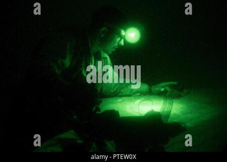 Circuit de l'armée américaine. Harley Valdez, affectés à d'entreprise, 1-502ème régiment d'infanterie, 2e Brigade Combat Team, dispose d'une ceinture de munitions pour son M240B machine gun à Fort Bliss, au Texas, le 15 juillet 2017. Cet exercice annuel fournit un banc d'essai pour les nouveaux concepts et capacités dans un environnement réaliste et rigoureuse sur le plan opérationnel. Ce NIE est différent du cours des événements, en raison de la participation de l'équipe de combat de la 2e Brigade d'infanterie de la 101st Airborne Division (Air Assault). Cela permettra à l'Armée pour mieux informer et renforcer les efforts de préparation, en soulignant comment une lumière expéditionnaire Banque D'Images