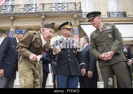 Le Lieutenant-colonel de l'Armée de Jessie Brewster, Aide de camp du Marine Corps, le général Joseph F. Dunford Jr., président de l'état-major interarmées, escorte un vétéran de la Seconde Guerre mondiale, à son siège, avant d'intervention du président des États-Unis Donald J. Trump au Chef de Mission des États-Unis à la résidence de France à Paris à la veille du jour de la Bastille le 12 juillet 2017. Cette année, les États-Unis mèneront la parade comme pays d'honneur en commémoration du centenaire de l'entrée des États-Unis dans la seconde guerre mondiale 1 - ainsi que le partenariat de longue date entre la France et les États-Unis (Département de la Défense Banque D'Images