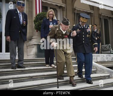 Le Lieutenant-colonel de l'Armée de Jessie Brewster, Aide de camp du Marine Corps, le général Joseph F. Dunford Jr., président de l'état-major interarmées, escorte un vétéran de la Seconde Guerre mondiale, à son siège, avant d'intervention du président des États-Unis Donald J. Trump au Chef de Mission des États-Unis à la résidence de France à Paris à la veille du jour de la Bastille le 12 juillet 2017. Cette année, les États-Unis mèneront la parade comme pays d'honneur en commémoration du centenaire de l'entrée des États-Unis dans la seconde guerre mondiale 1 - ainsi que le partenariat de longue date entre la France et les États-Unis (Département de la Défense Banque D'Images