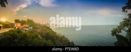 Vue panoramique de Hua Hin y compris plage de sable, Green Mountain, paysage, paysage urbain, Cloudscape, blue sky scape et marins dans la plage de Hua Hin, Prachuab Banque D'Images