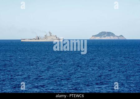 Mer de Corail (19 juillet 2017) Le navire de débarquement amphibie USS Ashland dock (LSD 48) transite par la mer de Corail au cours d'un assaut amphibie avec la 31e Marine Expeditionary Unit (MEU) comme une partie de la société Talisman Saber 17. Talisman Saber est une bi-Australie États-unis exercice bilatéral qui a eu lieu au large des côtes de l'Australie visant à réaliser l'interopérabilité et de renforcer l'alliance entre les États-Unis et l'Australie. Banque D'Images