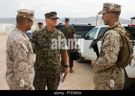 Commandant de la Marine Corps général Robert B. Neller parle avec Lance Cpl. Johnathan Sullivan, un incendie chef d'équipe au sein de la Compagnie Alpha, 1er Bataillon, 1e Régiment de Marines, le Groupe de travail air-sol marin-8 (MAGTF), au cours de la formation intégrée à l'exercice 5-17 Marine Corps Air Ground Combat Center Twentynine Palms, Calif., le 19 juillet 2017. Neller rencontré les hauts dirigeants de MAGTF-8 pour donner ses conseils et la philosophie du leadership. Banque D'Images