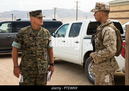 Commandant de la Marine Corps général Robert B. Neller parle avec Lance Cpl. Johnathan Sullivan, un incendie chef d'équipe au sein de la Compagnie Alpha, 1er Bataillon, 1e Régiment de Marines, le Groupe de travail air-sol marin-8 (MAGTF), au cours de la formation intégrée à l'exercice 5-17 Marine Corps Air Ground Combat Center Twentynine Palms, Calif., le 19 juillet 2017. Neller rencontré les hauts dirigeants de MAGTF-8 pour donner ses conseils et la philosophie du leadership. Banque D'Images