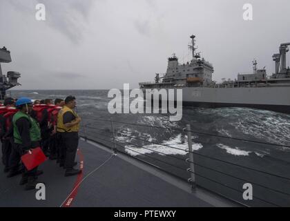 Du bengale (16 juillet 2017) Les missiles guidés USS Shoup (DDG 86), tire sur le long de la marine indienne reconstitution oiler INS Jyoti (A 58) pour effectuer une opération de ravitaillement en mer au cours de Malabar en 2017. 2017 Malabar est la dernière d'une série d'exercices entre la marine indienne, l'auto-défense maritime du Japon et de la Marine qui a pris de l'ampleur et de la complexité au fil des ans pour répondre à la variété des menaces communes à la sécurité maritime dans la région du Pacifique-Indo-Asia. Banque D'Images