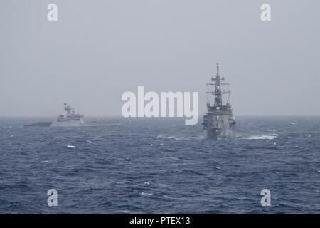 Du bengale (15 juillet 2017) Le destroyer de classe Takanami JS Sazanami (DDG 113) et la frégate de classe Blackwood INS Kirpan (P 44) transit la baie du Bengale au cours de Malabar en 2017. 2017 Malabar est la dernière d'une série d'exercices entre la marine indienne, l'auto-défense maritime du Japon et de la Marine qui a pris de l'ampleur et de la complexité au fil des ans pour répondre à la variété des menaces communes à la sécurité maritime dans la région du Pacifique-Indo-Asia. Banque D'Images