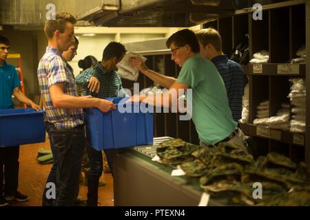 Les nouvelles recrues du Corps des Marines des États-Unis de la Compagnie Golf, 2e Bataillon d'instruction des recrues, la main sur des accessoires d'uniformes pour le reste de leur peloton le 10 juillet 2017, sur l'Île Parris, L.C. (Les accessoires d'uniformes sont une partie de l'émission initiale que chaque recrue reçoit lorsqu'ils arrivent sur l'Île Parris. Golf Company est prévue pour le 6 octobre 2017 d'études supérieures. Parris Island est le lieu d'entraînement des recrues du Corps des marines depuis le 1 novembre 1915. Aujourd'hui, environ 19 000 recrues proviennent à Parris Island annuellement pour l'occasion de devenir des Marines américains en endurant 12 semaines de formation rigoureux, transformatrices. Parris Banque D'Images