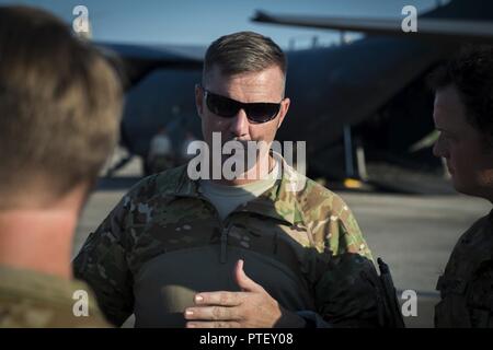 Le lieutenant-colonel Joshua Anderson, le directeur de l'état-major de la 15e Escadron d'opérations spéciales, parle avec des soldats au cours d'un exercice d'entraînement bilatéral au sabre Army Airfield, au Tennessee, le 11 juillet 2017. Quatre soldats chargés AH-6 et MH-6 Little Bird en deux hélicoptères SOS 15 MC-130H Combat Talon II, l'augmentation de la cohérence dans les tactiques et procédures pour s'assurer de l'état de préparation à l'échelle mondiale. Banque D'Images