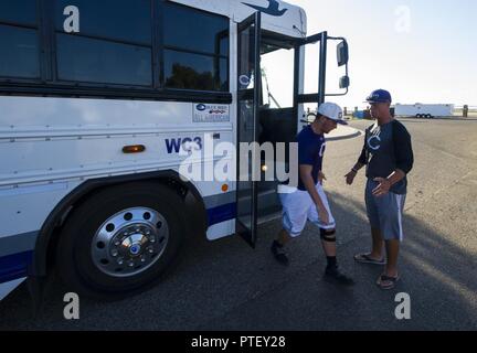 Clovis High School football joueurs étape d'un bus pendant leur tournée à Cannon Air Force Base, NM, 19 juillet 2017. Les élèves du secondaire a eu une brève visite à travers l'installation de STS 26 et ont rapidement été mis à l'épreuve comme ils ont effectué des exercices que Joe leur a demandé de faire. Banque D'Images