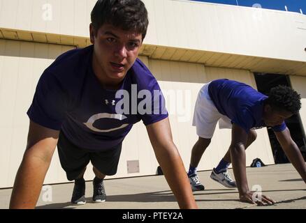 Clovis High School les joueurs de football de l'exercice sur la piste pendant leur tournée à Cannon Air Force Base, NM, 19 juillet 2017. De pratiquer une forme physique sur l'aire de jeux par l'intermédiaire de la transpiration dans le gymnase, les élèves ont suivi un schéma thérapeutique que special tactics aviateurs utilisent pour maintenir un haut niveau de capacité physique. Banque D'Images