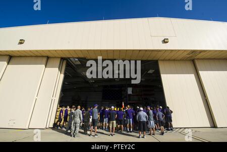 Clovis High School les joueurs de football foule autour d'un affichage mis en place par le 26e Escadron tactique spéciale au cours de la tournée de l'équipe at Cannon Air Force Base, NM, 19 juillet 2017.L'équipe de football a visité la 26e STS pour en savoir plus sur leur travail et de la culture. Banque D'Images