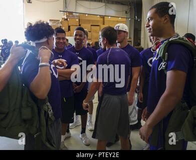 Clovis High School football joueurs tentent de parachutes à la 26e Special Tactics Squadron durant leur tournée à Cannon Air Force Base, NM, 19 juillet 2017. Les élèves l'expérience de ce que c'était comme à l'usure de l'équipement qui sont attendus des aviateurs STS 26 pour terminer la mission avec. Banque D'Images