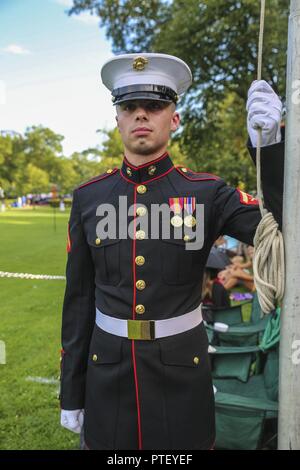 Lance Corporal Tomas Barrientos avec Marine Barracks Washington D.C. se prépare à lever le drapeau d'officier général au cours d'une Parade au coucher du soleil mardi le Marine Corps War Memorial, Arlington, Va., le 18 juillet 2017. L'invité d'honneur pour la parade était l'Honorable Kay Granger, représentant américain du 12e District du Texas, et l'accueil a été le lieutenant général Steven Rudder, commandant adjoint pour l'Aviation. Banque D'Images