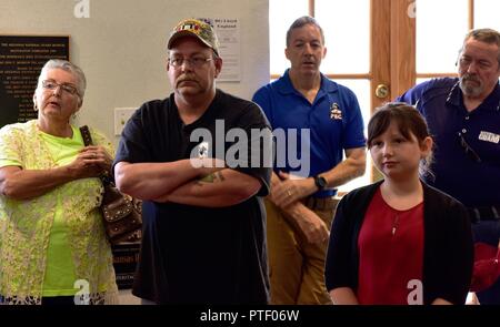 Un auditoire à l'écoute un orateur avant une cérémonie pour l'inauguration de l'exposition au brochet Camp Robinson d'entraînement aux Manœuvres Centre à North Little Rock, Ark., le 20 juillet. Banque D'Images