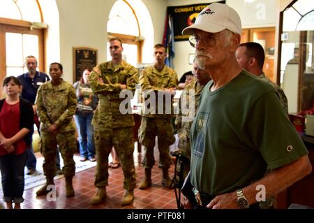 Un auditoire à l'écoute un orateur avant une cérémonie pour l'inauguration de l'exposition au brochet Camp Robinson d'entraînement aux Manœuvres Centre à North Little Rock, Ark., le 20 juillet. Banque D'Images