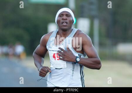 SCHOFIELD BARRACKS - Le s.. Ian Mukisa, un soldat avec 29e bataillon du génie de la Brigade, 3e Brigade Combat Team, 25e Division d'infanterie, participe à la neuvième édition annuelle du Texas Army Ten-Miler qualificatif, le 15 juillet 2017. Trois équipes représenteront l'Armée américaine à Hawaï au Army Ten-Miler, le 8 octobre à Washington D.C. La Coupe du commandant de l'équipe hommes en service actif et le commandant's Cup service actif de l'équipe Femmes chaque dispose de six soldats et deux suppléants. Le service actif de l'équipe mixte Masters inclus six soldats et deux suppléants âgés de 40 ans et plus. Banque D'Images