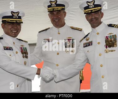 Le cmdr. Michael R. Gesele (à droite), ancien commandant de la garde-côte de venturous, un 210 pieds d'endurance moyen-homeported la faucheuse à Saint-Pétersbourg, en Floride, transfert le commandement jeudi, Juillet 20, 2017 à la Cmdr. Matthieu M. Chong au cours d'une cérémonie de passation de commandement tenue à Saint-Pétersbourg. Vice-amiral. Karl L. Schultz, de la Garde côtière de l'Atlantique, commandant, (au centre) a présidé la cérémonie comme Chong soulagé Gesele de commandement. Banque D'Images