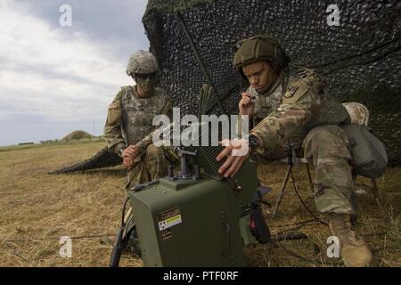 Pvt. Noah Litteer, droite, un équipage d'air et de défense antimissile avec C Batterie, 2e Bataillon, 263rd Air de l'armée et de défense antimissile, commande la garde nationale de Caroline du Sud, prépare un appareil de commande à distance pour l'UN/TWQ-1 Système de défense aérienne Avenger avec FPC. Nickolas Goolsby 18 juillet 2017, à Capu Midia, Roumanie, au cours de l'effort d'un tuteur 17 Sabre. Guardian est un sabre de l'armée américaine dirigée par l'Europe, un exercice multinational qui s'étend à travers la Bulgarie, la Hongrie et la Roumanie, avec plus de 25 000 militaires de 22 pays alliés et partenaires des Nations unies. Banque D'Images