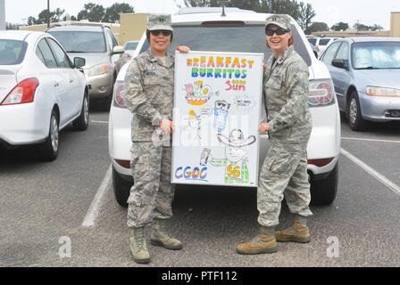 VANDENBERG AIR FORCE BASE, Cali. -- Les membres du 9e Escadron d'opérations de combat, le capitaine Aprille Arcilla et le capt Laura Peyton, posent avec un signe Arcilla créé à l'appui de leur Conseil des dirigeants de l'entreprise note le dimanche 9 juillet 2017. Burritos ont été offerts au colonel Traci Kueker-Murphy, commandant de l'Escadre de l'Espace 310e, chef du commandement et le sergent-chef. Todd Scott alors qu'ils étaient il y visiter l'unité. Banque D'Images