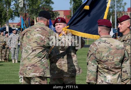 Le général Robert Brown, le commandant de l'United States Army Pacific, passe par les couleurs de l'armée américaine de l'unité de l'Alaska au major général Mark O'Neil, le nouveau commandant du USARAK, au cours d'une cérémonie de passation de commandement à Joint Base Elmendorf-Richardson Pershing du 12 juillet sur le terrain. O'Neil a pris le commandement du USARAK après avoir servi comme chef d'état-major pour USARPAC. Banque D'Images