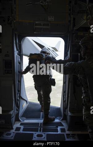 Un air de l'Armée américaine à partir de la 4e Brigade chef largueur 25e division d'infanterie, regarde par la porte ouverte sur l'une des troupes de l'US Air Force C-17 de Joint Base Charleston, S.C., le 12 juillet 2017 en attente d'airdrop dans le cadre de l'exercice 2017 Sabre Talisman. Le but de TS17 est d'améliorer la préparation au combat de l'Australie aux États-Unis, d'accroître l'interopérabilité, de maximiser les possibilités de formation combinée et la conduite des opérations logistiques et de prépositionnement maritime dans le Pacifique. TS17 démontre également l'engagement des États-Unis à son principal allié et le cadre de sécurité globale dans la région d'Asie Pacifique Indo. Banque D'Images